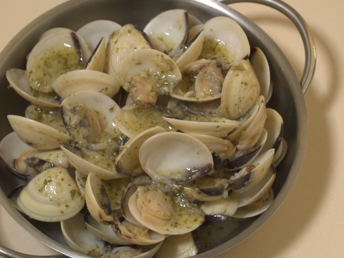 clams in white wine and green sauce