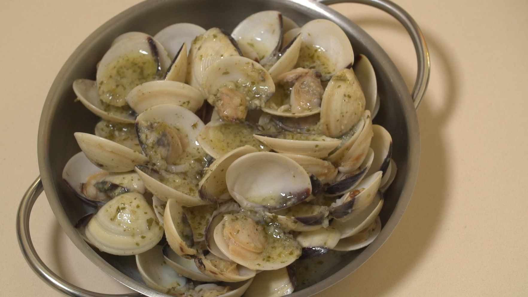 clams in white wine and green sauce